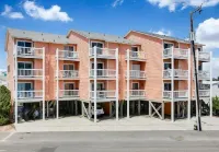 Hidden Gem at Seascapes E Bldg  POOL ! - Carolina Beach, NC.   Linens Included! Federal Point Boat Launch 주변 호텔