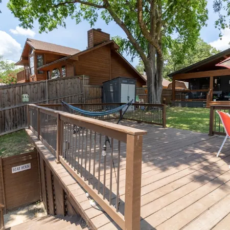 Beautiful 4/3 waterfront home with 2 master suites Отели в г. Тул