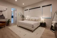 Family-Friendly • Downtown Luxury Villa • Hot Tub • Walk to Lake