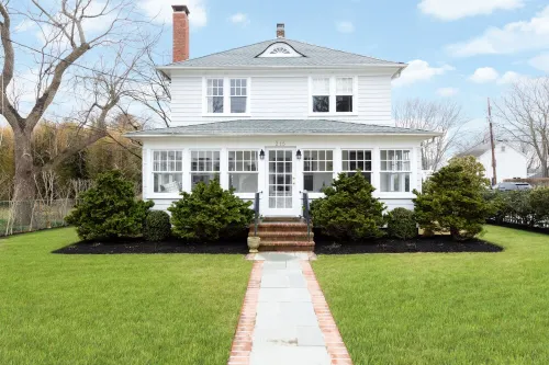 🌟 Walk to the village ❤ of Greenport Hotels in Greenport West