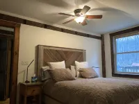 Quiet, spacious, private, beautiful views above art studio