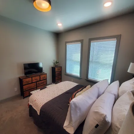 2-bedroom condo just 8 minutes from University of Alabama-Birmingham Отели в г. Бирмингем