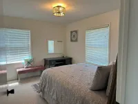 Cozy home with beautiful LAKE VIEW! 톰슨 타운쉽 호텔