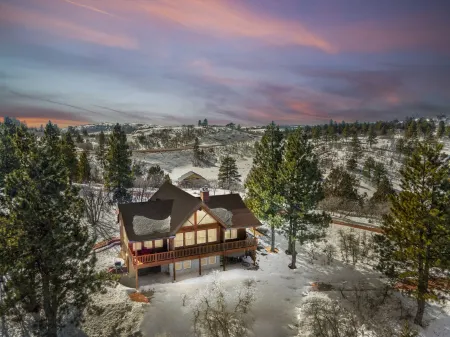 NEW Duck Creek ⛰ Escape w/View+AC! ~30 mi. Bryce/Zion