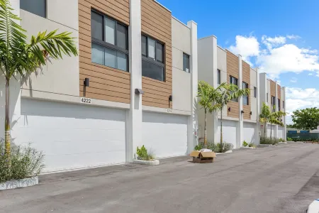 New Luxury Home with Hot Tub & Game Room in Ft. Lauderdale - 10 min to Beach