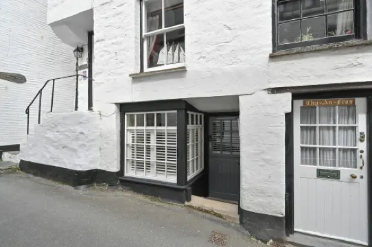 Luxury Couple's Getaway With River Views and Parking in the Heart of Polperro
