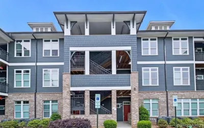 NEW Stylish Getaway Condo- 5 mil to Uptown/3 Smart TV's!