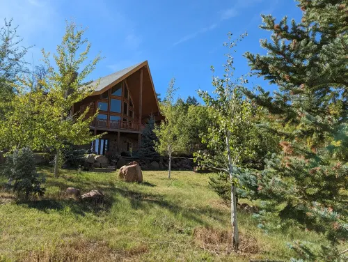 Private getaway near Bear Lake, ATV hike, cave tours, and kayaking, game room. - 小木屋