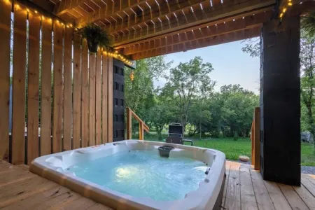 THORS CABIN! Peaceful A-Frame w/ hot tub & sauna 15 min to national park!