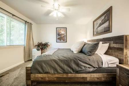 ❀ Stunning ❀ Townhouse with A/C! Sleeps 5 People