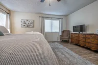 Golf Lover's Getaway! Cozy 2Br/2BA Townhome, Walk to DeSoto Golf Club! Hotels in Hot Springs Village