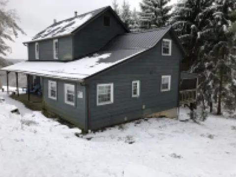 Amish country Farmhouse in quiet Holmes County with fishing