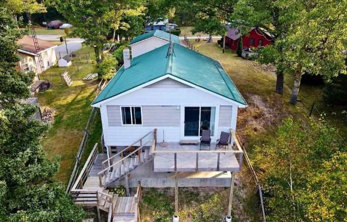 Cottage right on the AuSable River in charming Mio