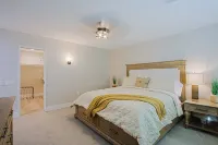 Remodeled, 3 bedrooms, 2.5 ba, 2 cg, golf course community, close to restaurants