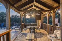 La Mansion on The Frio - Pet Friendly