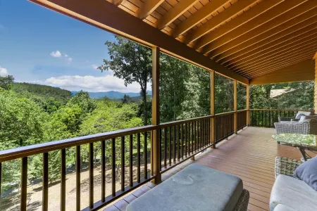 Cozy Mountain View Chalet