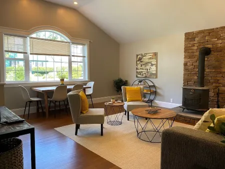 Beautiful 2 BR home, quiet, minutes from downtown