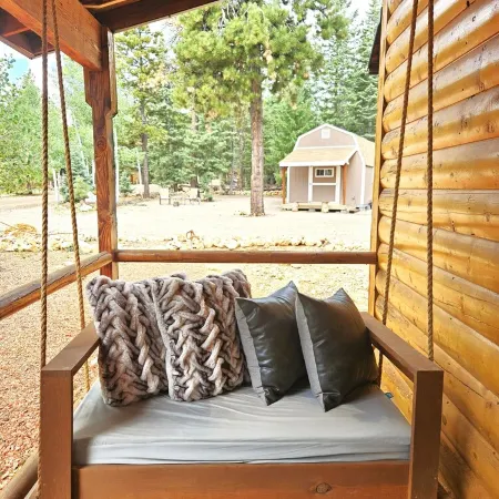 Cozy Cabin & Hot Tub Pet Friendly with AC and Fast WiFi in Duck Creek Village