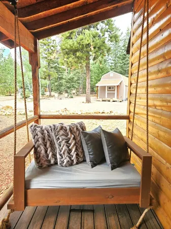 Cozy Cabin & Hot Tub Pet Friendly with AC and Fast WiFi in Duck Creek Village