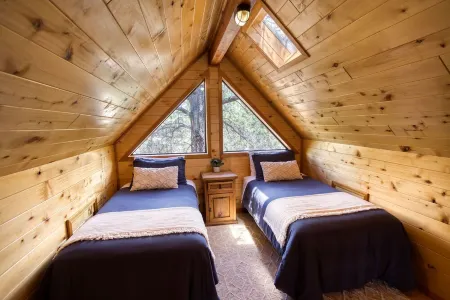 Cozy cabin w/ loft, private hot tub, near Bison Ranch, sleeps 6