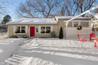 Excelsior nautical themed home, with fenced yard! 엑스켈시어 호텔