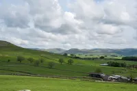 Beautifully appointed cottage in extensive grounds