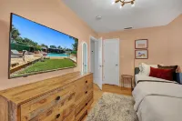 Heated Salt-Water Pool 2 Br Oasis / Pets OK • 5 Min to Fort Lauderdale Beach