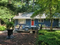 Beautiful Private Cottage, Sleeps 6, Walk to Beach