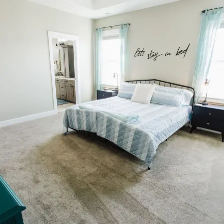 Beautiful Home with HOT TUB, COMMUNITY POOL & GAME ROOM.