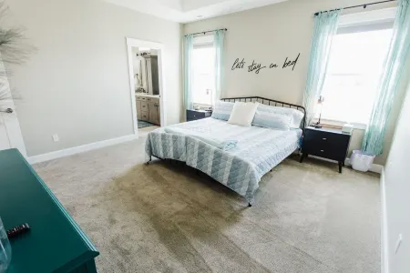 Beautiful Home with HOT TUB, COMMUNITY POOL & GAME ROOM.