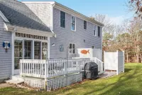 Comfy Cape Home: Close to Mayflower Beach, golf course, and Downtown