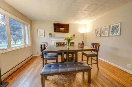 Comfortable Home Only 5 Minutes to ND Campus Отели в г. Саут-Бенд