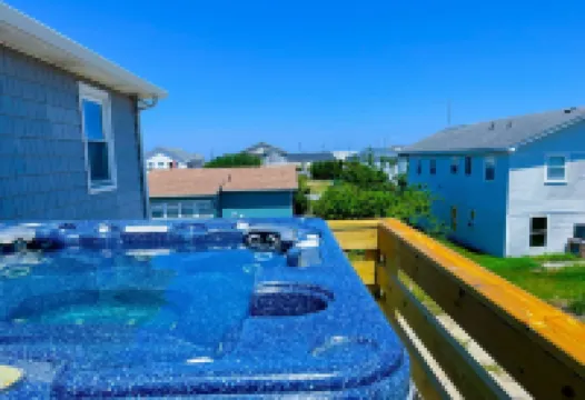 Pet friendly beach house w/ Hot Tub - Short 0.4 mile walk to beach!