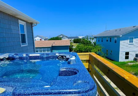 Pet friendly beach house w/ Hot Tub - Short 0.4 mile walk to beach! Отели рядом с достопримечательностью «Райт Бразерс Нешнел Мемориал»