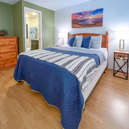 3 minutes walk to the beach. Nearby shopping and restaurants