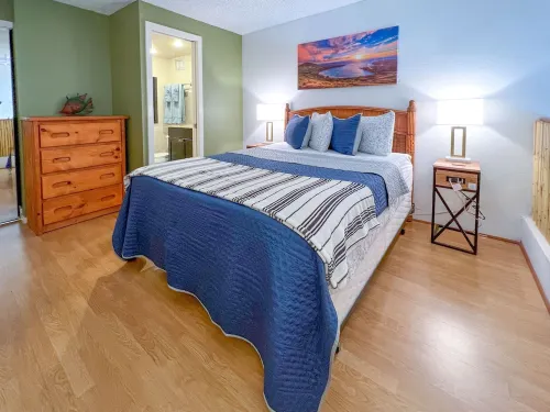 3 minutes walk to the beach. Nearby shopping and restaurants