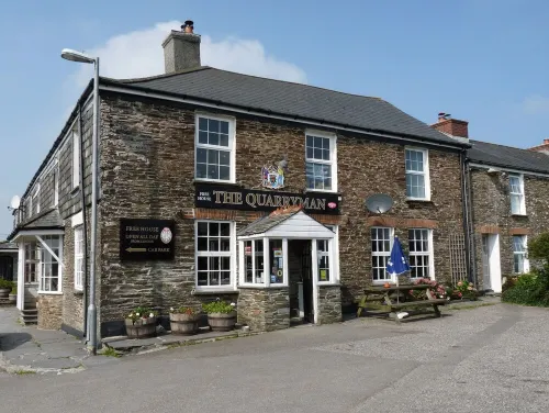 Apartment with Dramatic Views Across to Padstow, the Camel Estuary and the Sea. Hotels in Wadebridge