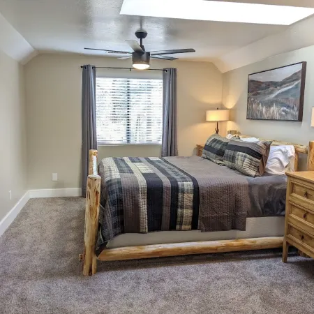 5Br Flagstaff Cabin • Deck • Games • 1 Acre• Hiking