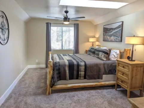 5Br Flagstaff Cabin • Deck • Games • 1 Acre• Hiking