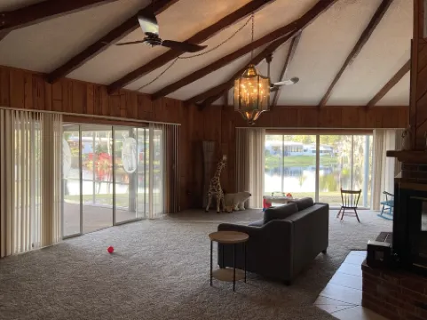 Waterfront home .5 miles from downtown Tavares and 10 minutes from Harris Chain.