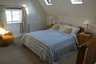 Oxford. C16th Cottage In Courtyard Setting. Garden.  Parking. Free Wifi. Hotels in 