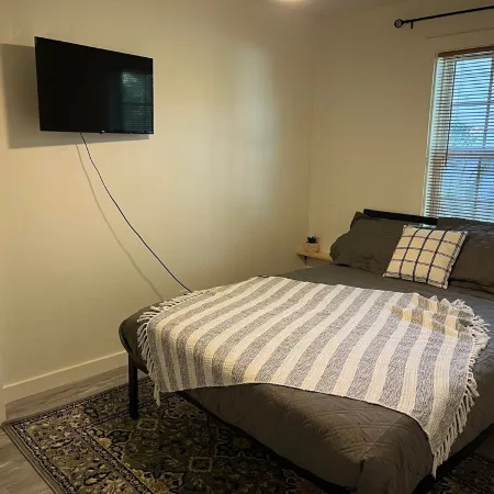 The Archer House - 1 Block from Spring River.  2 Bedrooms + Loft Bedroom!