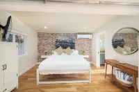 NEW Gem Uptown - Hot Tub, Walk to Food + Trails