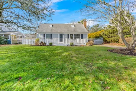 Walk to beach, fenced yard, and toys for the kids! Отели в г. Кейп Код Нэшнл Сишор