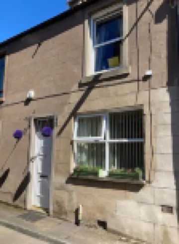 Scot’s themed  cottage ,super king bed, ideal location. Pet friendly.