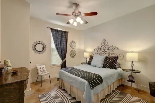 Blue Armadillo - Cozy Country Cabin Close to Downtown Wimberley