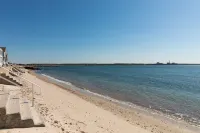 PRIVATE BEACH: BEACHFRONTS & BALCONIES @ NIANTIC W/ 6 QUEENS - 5 stjerner
