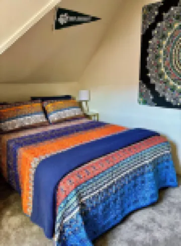 Athenian Apartment-Uptown:1 block to Court Street & 2 blocks to College Green.