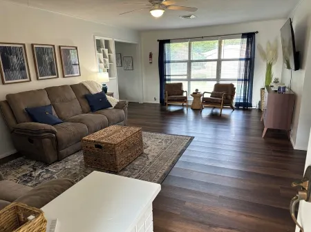 Nice 3 Bedroom, 1.5 bathroom Chickasaw House