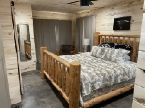 Brand new Cabin! Hot tub, fire pit, large porch, space for families, views.